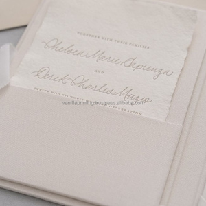 Porte-documents de mariage haut de gamme en lin avec estampage à chaud doré, invitation personnalisée pour suite de mariage de prestige - Product Image 3