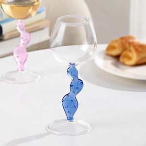 Copas de Vino Tinto y Cócteles de Vidrio Borosilicato Soplado a Mano, con Diseño 3D de Cactus del Oásis del Desierto, en Colores Rosa, Verde, Azul y Ámbar, de Tallo Alto - Product Image 6