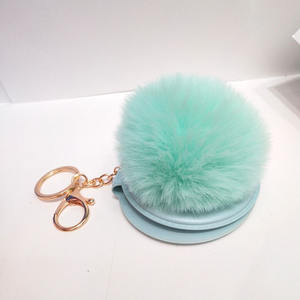 Miroir de maquillage double face pliable portable <span class=keywords><strong>en</strong></span> gros, avec <span class=keywords><strong>pompon</strong></span> <span class=keywords><strong>en</strong></span> <span class=keywords><strong>fourrure</strong></span>, à suspendre au sac à main ou comme porte-clés - Product Image 2