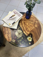 Table ronde élégante en bois et résine, design moderne personnalisé, fabrication artisanale, bord vif, résine époxy, fleurs, rivière, table à manger