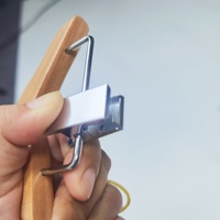 Vente en gros de pinces à cheveux multifonctions en bois antidérapantes de 10 cm avec logo personnalisé, mini pinces en bois massif pour vêtements pour animaux de compagnie