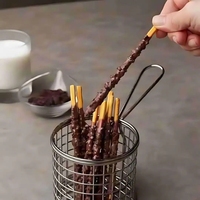 Bâtonnets de biscuits croustillants enrobés de chocolat, collation sucrée et croquante, sachet en vrac pour partage festif, dessert, bouchées gourmandes