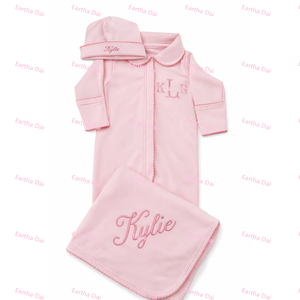 <span class=keywords><strong>Set</strong></span> Regalo per Neonati con Monogramma: Tutina Ricamata, Berretto e Copertina Avvolgente per Maschio e Femmina - Product Image 2