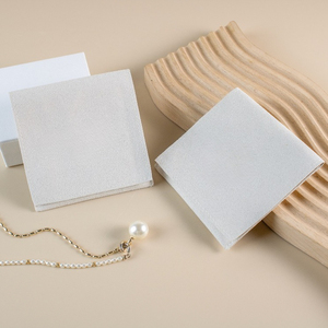 Bolsa de Joyería de Microfibra de Gamuza Rosa Bebé con Solapa y Logotipo Personalizado Fuchen de Alta Calidad para Empacar Aretes y Collares - Product Image 2