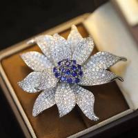 Bros bunga biru mewah kelas atas untuk wanita zirkon bertatahkan penuh Aksesori mantel antipaparan elegan terutama terbuat dari Aloi