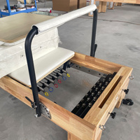 Reformer Pilates en bois de chêne et caoutchouc avec chariot entièrement recouvert et crampons en acier inoxydable