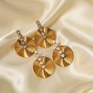 18K Pvd chapado en oro de acero inoxidable forma de <span class=keywords><strong>abanico</strong></span> redondo Stub Pendiente Cubic Zirconia Pendientes de perlas para las mujeres - Product Image 4