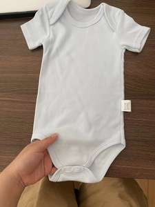 จั๊มสูทแขนสั้นผ้าคอตตอนสีขาวพิมพ์โลโก้ได้ตามต้องการ - Product Image 2