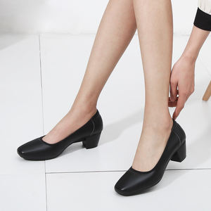 أحذية عمل فاخرة من الجلد الأسود للنساء، تصميم رسمي مناسب لموظفات الفنادق ومضيفات الطيران، بنعل ناعم وسميك، طراز صيفي - Product Image 1