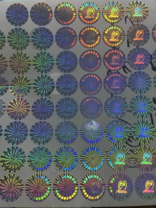 Etiqueta de Embalaje Cosmético con Estampado Dorado en Lámina de Aluminio de Forma Irregular Holográfica - Product Image 3