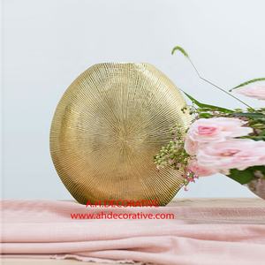 แจกันดอกไม้อลูมิเนียมสีทองสไตล์อเมริกันสมัยใหม่ ดีไซน์ใหม่ ทำด้วยมือ พิมพ์ลายได้ตามต้องการ เป็นมิตรกับสิ่งแวดล้อม เหมาะสำหรับตกแต่งบ้าน โรงแรม งานแต่งงาน และงานปาร์ตี้ - Product Image 5