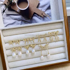 Elegantes pendientes de plata de ley S925, pendientes de tuerca de perlas de agua dulce chapados en oro de 14 quilates con lazo, estilo de pajarita para regalo