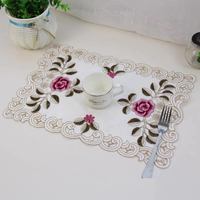 Nappe de table classique européenne Ychon en gros, chemin de table brodé ajouré pour la décoration de table de mariage et de fête
