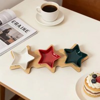 Assiettes et plateaux à trempette en céramique, style européen mignon, motifs étoiles et cœurs de Noël irréguliers, pour collations, desserts et thé de l'après-midi, avec base en bambou