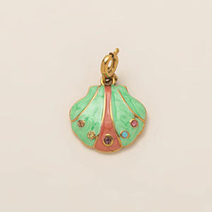 Colgante de concha de vieira de acero inoxidable chapado en oro hipoalergénico con temática de Manna Ocean con dijes de verano - Product Image 4