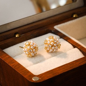 Pendientes de Perlas con Microincrustaciones Exquisitas, Modernos, de Alta Gama, Lujosos y Versátiles con un Brillo Intenso y Personalizados - Product Image 1