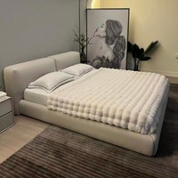 Kebao Boloni Italienisches Minimalistisches Softbett Gepolstertes Stoffbett in Queensize Modernes Designer-Schlafzimmermöbel