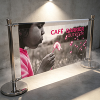 Barrière de café rectangulaire robuste en acier inoxydable avec impression CMYK, logo personnalisé, poteau de guidage portable rétractable pour file d'attente de restaurant