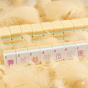 Juego <span class=keywords><strong>de</strong></span> Mahjong Mini <span class=keywords><strong>de</strong></span> Lujo en Color Ámbar Soleado, con Fichas Acrílicas Hechas a Mano <span class=keywords><strong>de</strong></span> 4 Capas, Color Amarillo Cálido, Portátil, para <span class=keywords><strong>la</strong></span> Unión Familiar y el Zen - Product Image 1