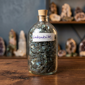Bouteille en pierre de labradorite aux propriétés curatives, forme irrégulière, décoration d'intérieur et souvenir d'Inde - Product Image 2