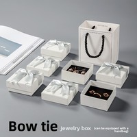 Boîte cadeau en papier gris de luxe avec ruban et éponge, logo personnalisé en relief, revêtement UV - pour emballage de bijoux