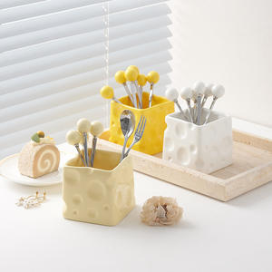 <span class=keywords><strong>Fourchettes</strong></span> <span class=keywords><strong>à</strong></span> fruits <span class=keywords><strong>à</strong></span> <span class=keywords><strong>dessert</strong></span> en acier inoxydable avec support de base en <span class=keywords><strong>forme</strong></span> de fromage en céramique - Product Image 1