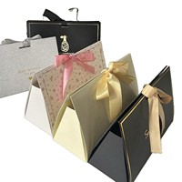 Boîte-cadeau en papier pailleté argenté en forme de triangle de parfum de rouge à lèvres de luxe avec fermeture à ruban