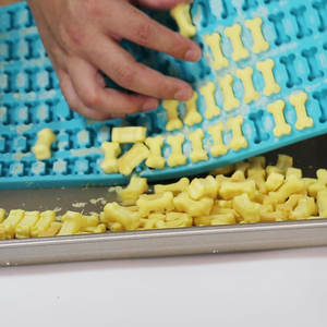 Nouvelle Arrivée Tendance Feuille De Chanvre Silicone Gâteau Bonbons Moules avec 70 Cavités En Forme De Feuille pour Pot Chocolat Bonbons Gummy - Product Image 3