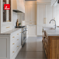 Cuisine minimaliste Alland pour maison de plage, armoire encastrée avec tiroirs sur mesure à queue de pie, porte en verre fumé et verre cannelé