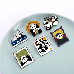 パンダ食べる竹とホットポットエナメルピン魅力的に素朴なパンダブローチかわいい漫画パンダラペルバッジ服ジュエリーギフト - Product Image 1