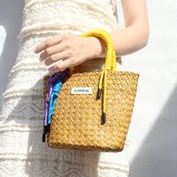 Bolsa de Praia de Palha Durável com Alça de Corda de Nylon e Decoração Pendurada, Mini Bolsa Tote de Designer Tecida à Mão, Tendência de Moda 2026