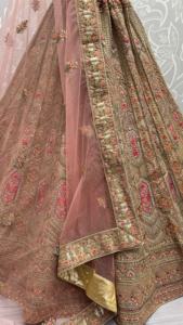 Filet de mariée métallique brodé Designer saison de mariage Lehenga Choli pour vêtements de mariée disponibles en différentes tailles d'Inde - Product Image 4