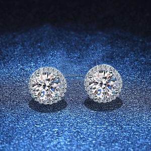 Boucles d'oreilles à clip en argent 925 unisexe, moissanite 1 carat, design à quatre griffes, certifiées par un tiers, bijoux de mode néo-gothique, cadeau - Product Image 1