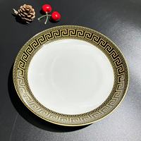 Assiettes de présentation en céramique de luxe à bord doré, assiettes de dîner en porcelaine à motif marbre et géométrique de style européen pour la décoration de table d'hôtel et de maison