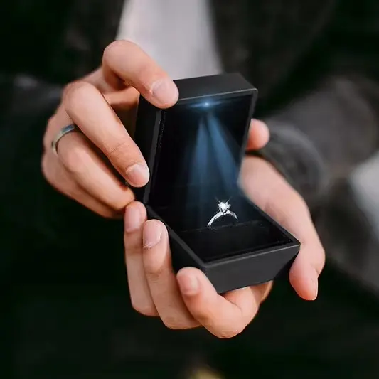 FORTE Led portagioie lacca nera logo serigrafia pacchetto di gioielli a led di lusso scatole ad anello personalizzate portagioie con luci