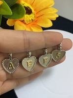 Vente en gros de pendentifs en argent sterling 925 avec texture en dentelle et lettre en forme de cœur, accessoires de bijoux pour femmes, bijoux personnalisés