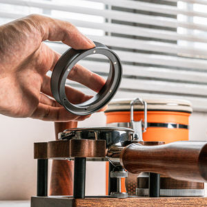 Entonnoir doseur de café en alliage d'aluminium léger, 51mm/53mm/58mm, minimaliste, écologique, avec billes magnétiques puissantes pour un maintien ferme - Product Image 3