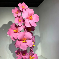 Installation artistique moderne de fleurs géantes en mousse de luxe, idéale pour la décoration de vitrines de centres commerciaux et de mariages