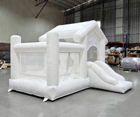 Château gonflable en PVC en forme d'oie, personnalisé par l'usine QY, avec toboggan et parcours d'obstacles, modèle sur le thème de Bluey, 12x6M