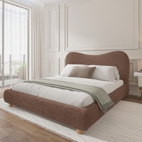 Cadre de lit plateforme rembourré sur mesure avec tête de lit ondulée organique et panneau inférieur souple pour chambre à coucher contemporaine