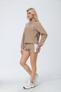 Completo da donna 2 pezzi con felpa con cappuccio e pantaloncini tinta unita, con zip a un quarto e coulisse, in poliestere traspirante, per yoga - Product Image 2