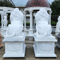 Statue de lion assis grandeur nature en marbre sculpté à la main, design européen, pour la décoration extérieure de villas et de jardins, durable