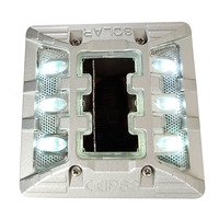 Goujon de route réfléchissant solaire anti-pression étanche IP68 avec réflecteur d'avertissement de lumière LED pour la sécurité routière