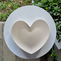 Assiette de présentation ronde en plastique PP durable de 13 pouces, design nordique moderne pour les mariages et les fêtes - Marque DLT, vente en gros