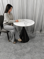 Table basse ronde moderne en dalle de roche blanche avec piétement conique en acier inoxydable noir pour salon, hôtel, OEM ODM