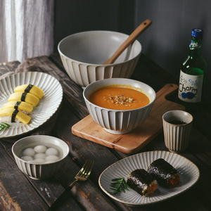 Ensemble de vaisselle en céramique japonaise rétro moderne minimaliste pour une seule portion, résistant à la chaleur, compatible lave-vaisselle et micro-ondes - Product Image 1