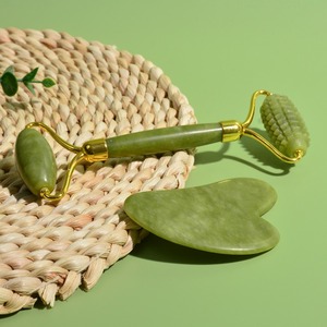Set di Rulli in Giada Naturale Xiuyan, Massaggiatore Gua Sha Verde per Corpo e Collo <span class=keywords><strong>con</strong></span> Rullo in Pietra per <span class=keywords><strong>Viso</strong></span> e Piedi - Product Image 4