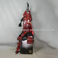 Armure de samouraï japonaise en fer, faite à la main, personnalisable, avec boîte en bois à cornes rouges, accessoires de costume pour accessoire télévisuel