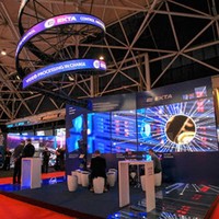 Écran vidéo LED incurvé, rideau souple, cadre en aluminium transparent, utilisation intérieure/extérieure pour les entreprises en libre-service et les voitures