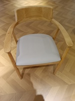 Fauteuil moderne de style nordique avec cadre en bois de frêne blanc et coussin en cuir souple pour le salon